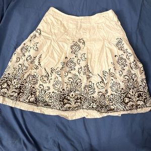 White Pleated Skirt with Brown and Gold floral detailing size Women’s 16 Venezia